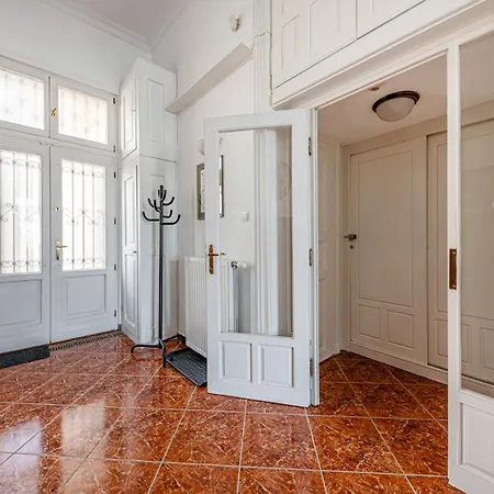Classic Charm 2br Cornertub Smarttv * Budapest
