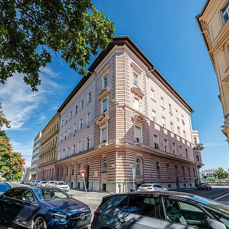 Classic Charm 2br Cornertub Smarttv *