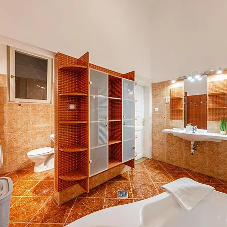 Classic Charm 2br Cornertub Smarttv Apartment