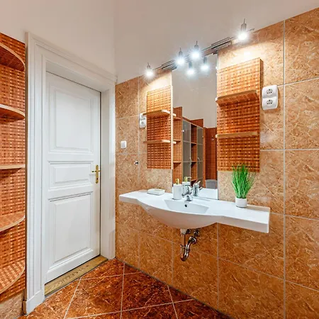 Classic Charm 2br Cornertub Smarttv Budapest