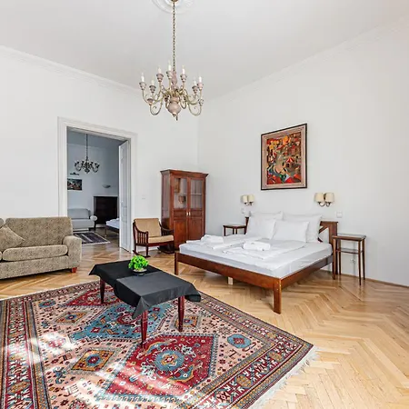 Classic Charm 2br Cornertub Smarttv Lägenhet Budapest