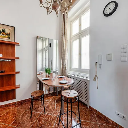 Classic Charm 2br Cornertub Smarttv Budapest