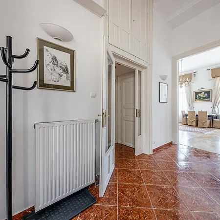Classic Charm 2br Cornertub Smarttv Lägenhet Budapest