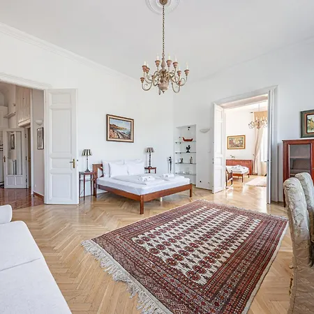 Classic Charm 2br Cornertub Smarttv Apartment
